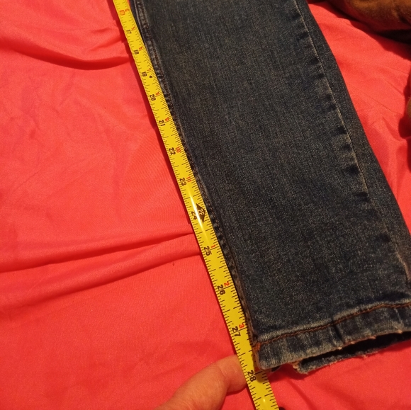 Slightly distressed jeans - Picture 4 of 5